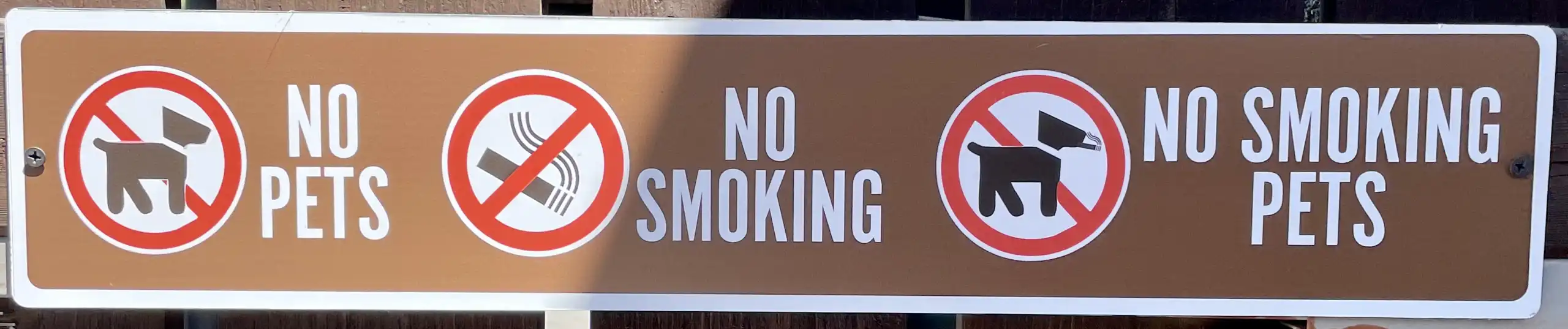 Sign at the Hidden Tap saying 'No Pets, No Smoking, No Smoking Pets' with appropriate icons.